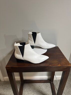 Nine West White Pointed Chelsea Ankle Boots with Black Accents